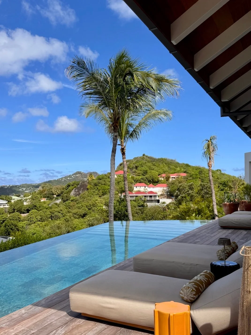 Infinity pool and sun loungers overlooking the hills — Anse des Cayes