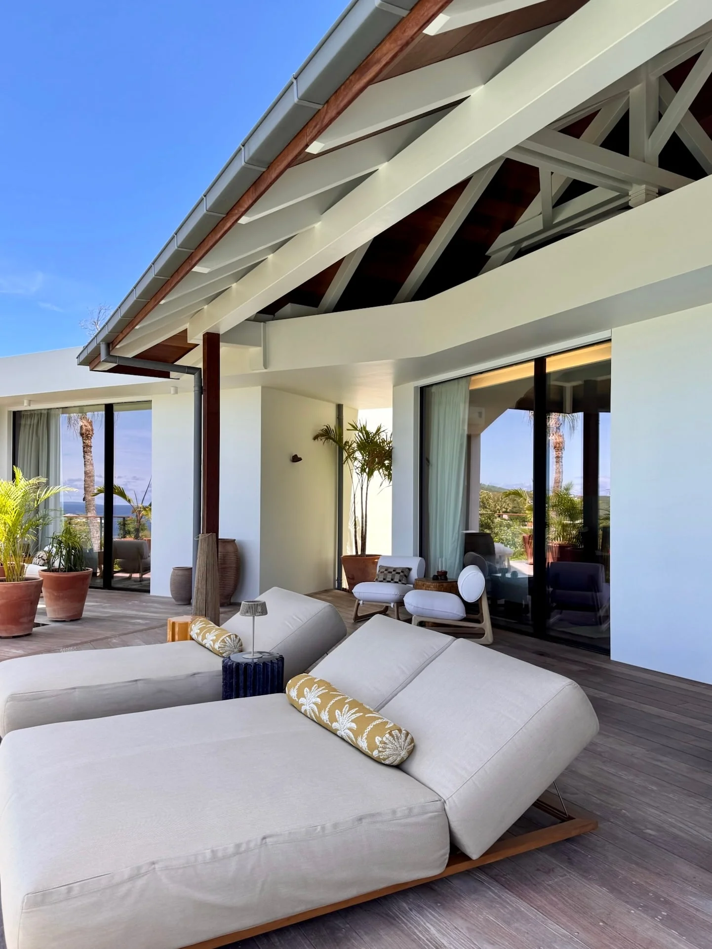 Covered terrace with daybeds beneath the ajoupa roof — Anse des Cayes