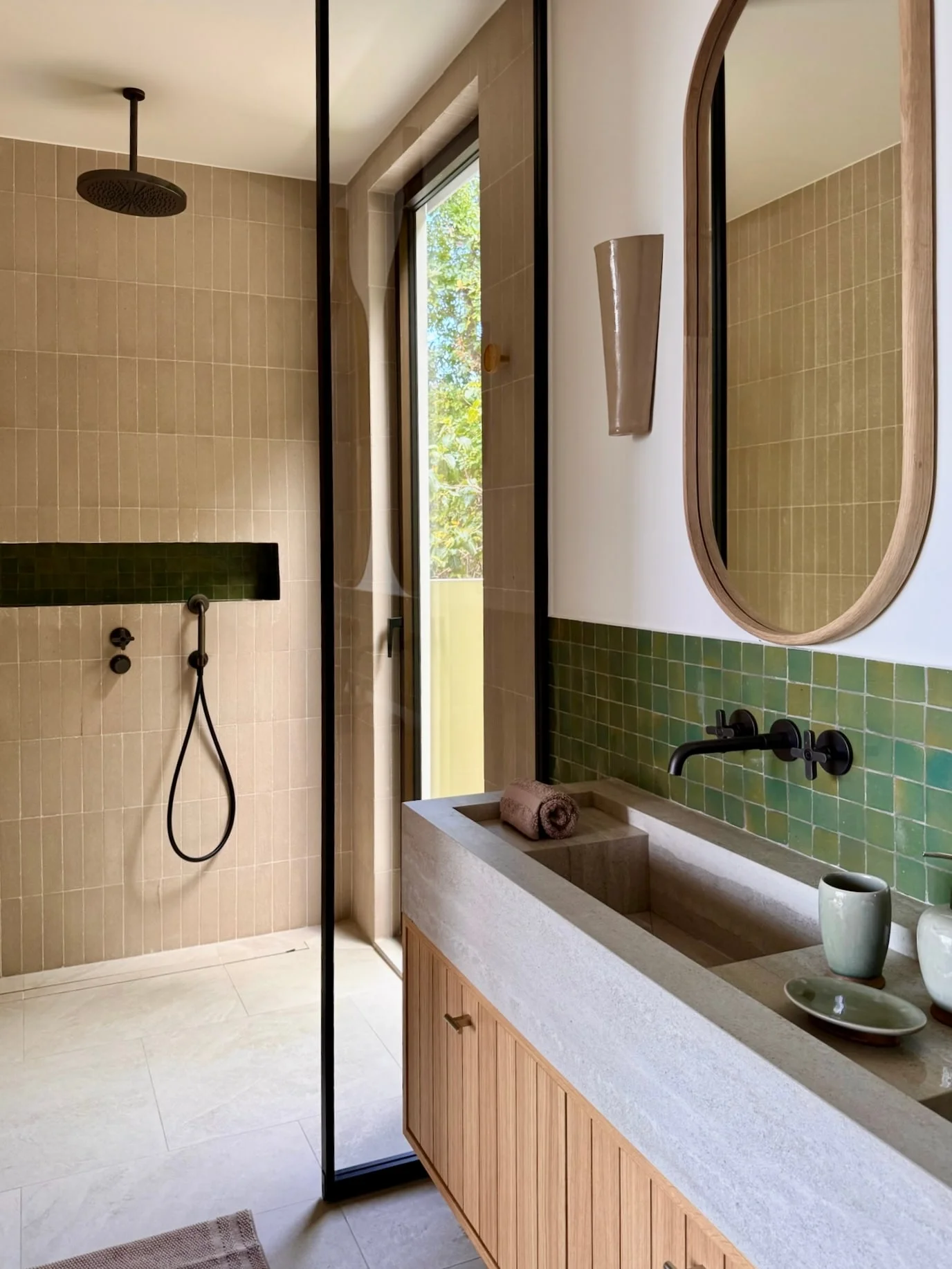 Shower and stone washbasin with green tiles — Anse des Cayes