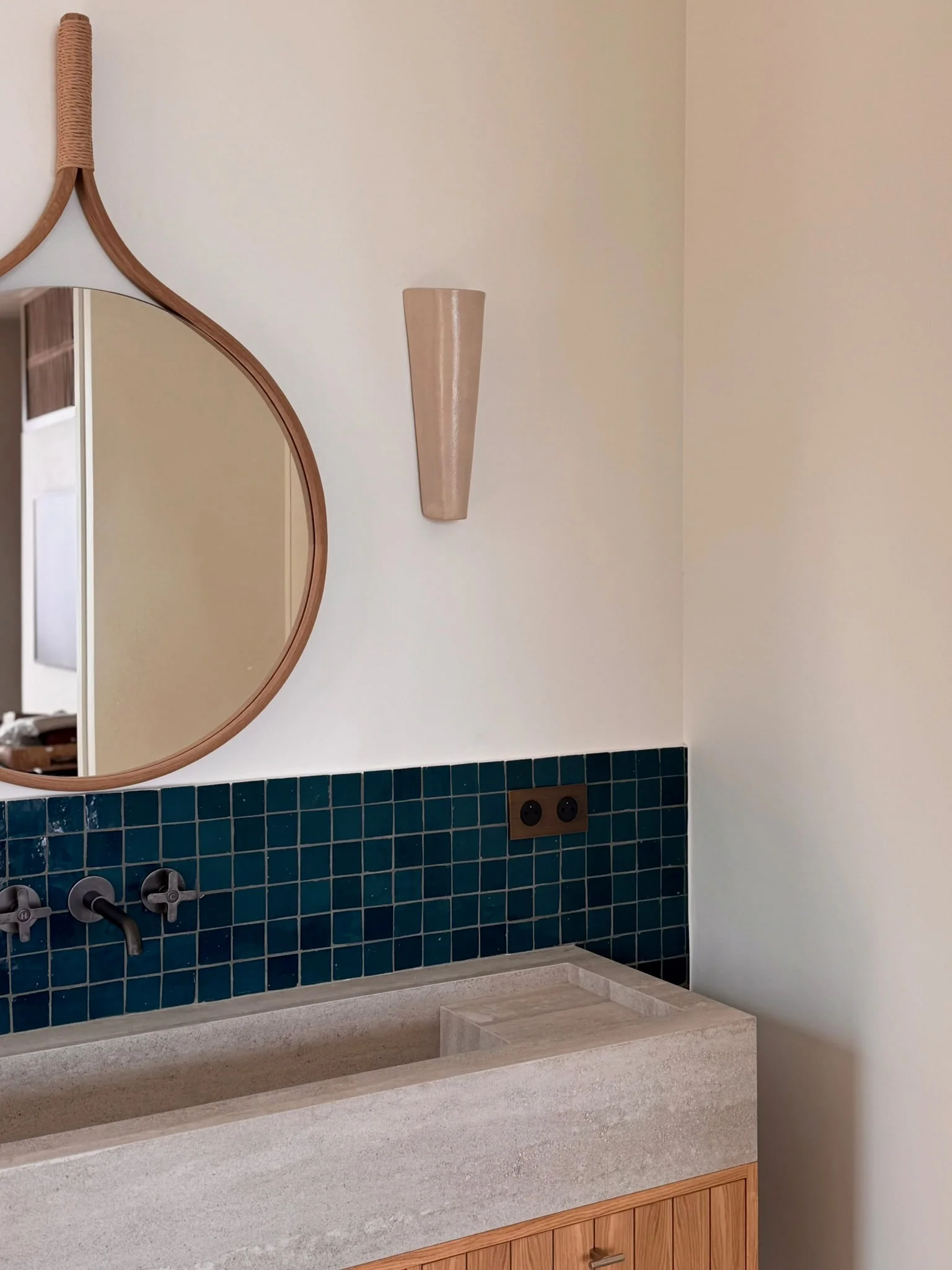 Washbasin with round mirror and deep green tiles — Anse des Cayes