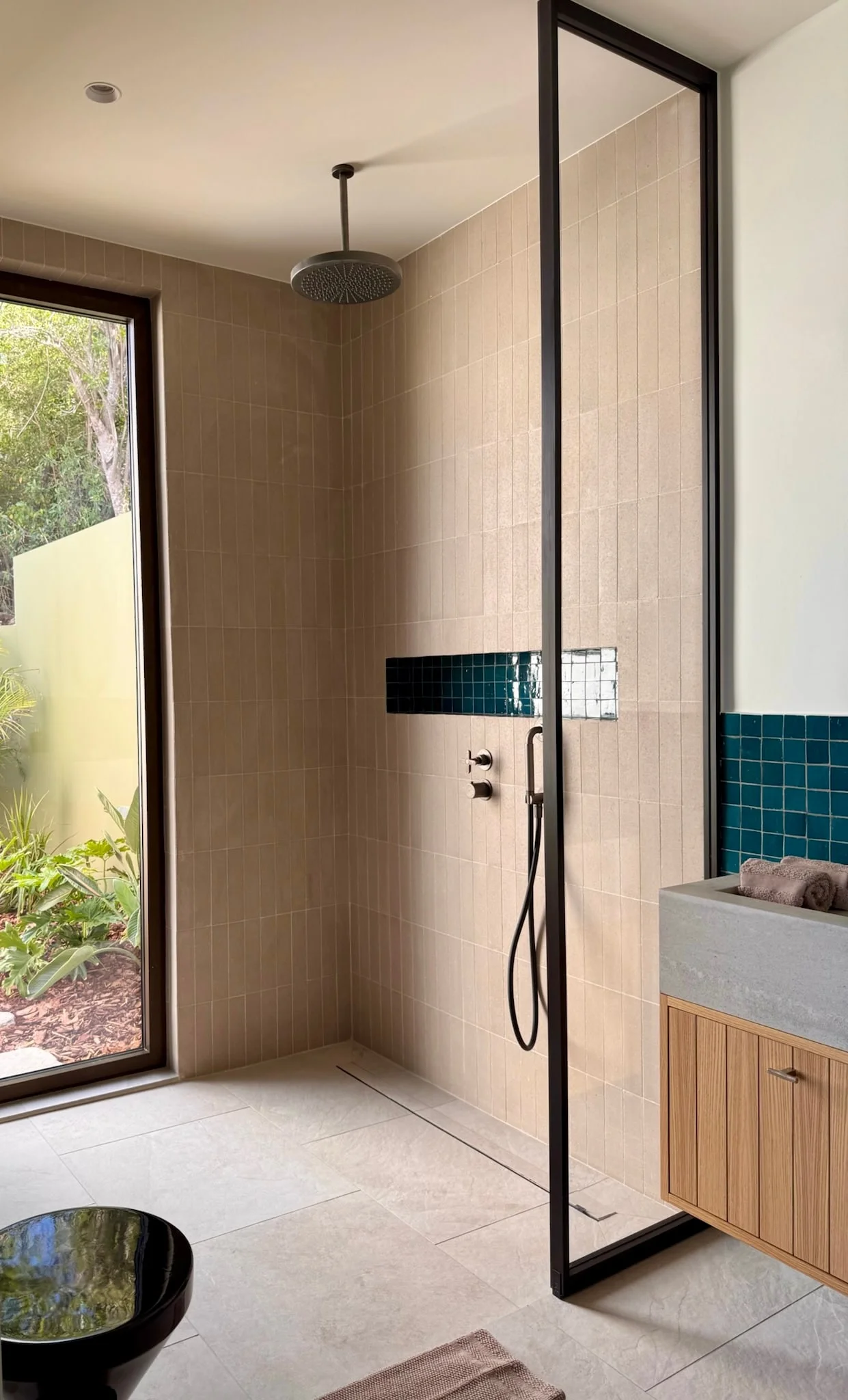 Walk-in shower opening onto the garden — Anse des Cayes