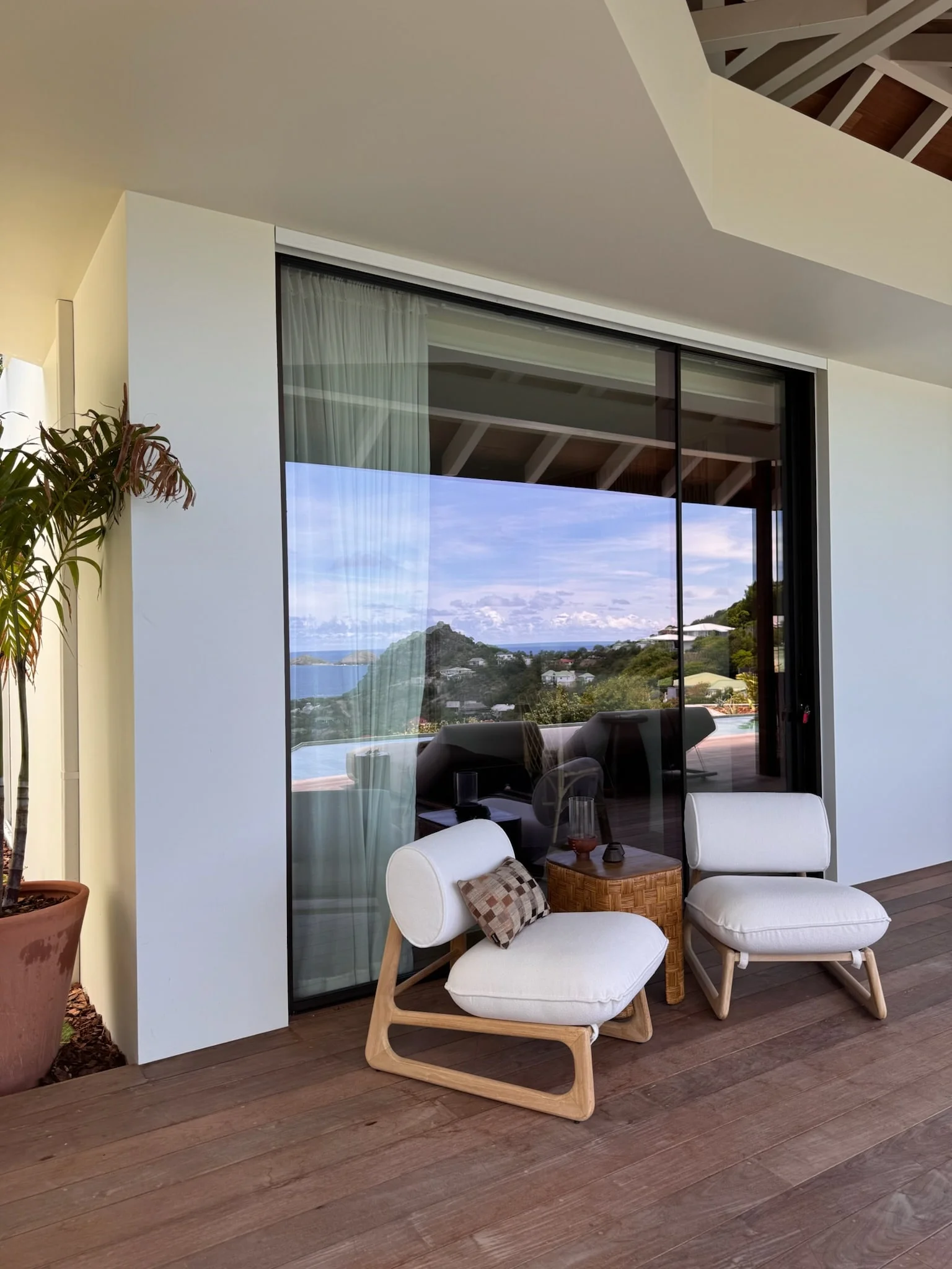 Terrace with lounge chairs and sliding glass doors facing the sea — Anse des Cayes