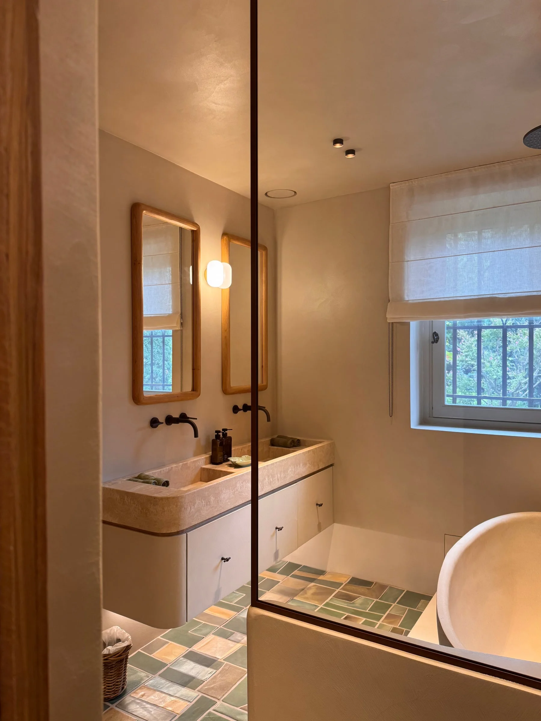 Bathroom with freestanding bathtub, washbasin and glass partition — Fontaine