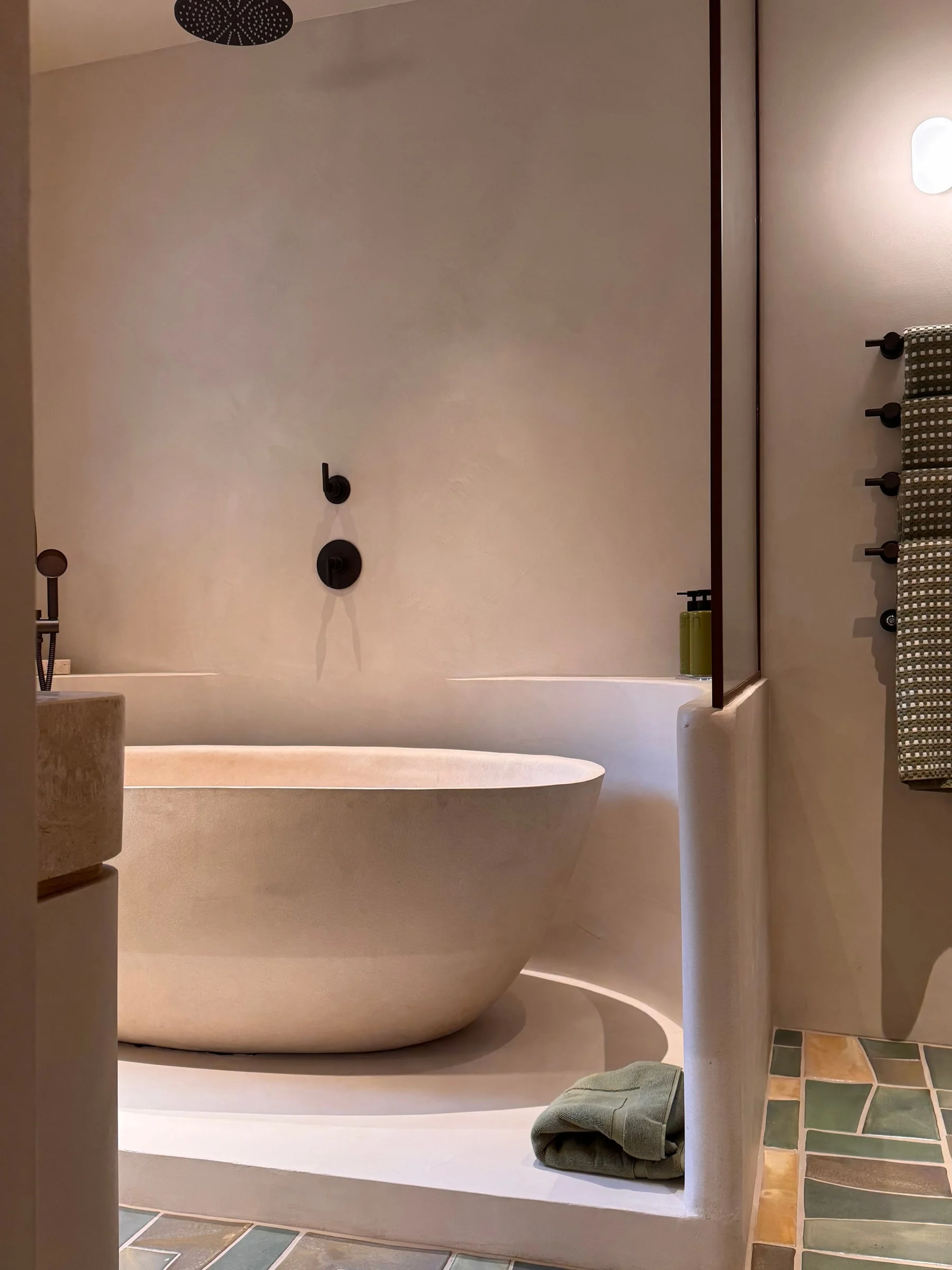 Freestanding bathtub in a plastered alcove — Fontaine