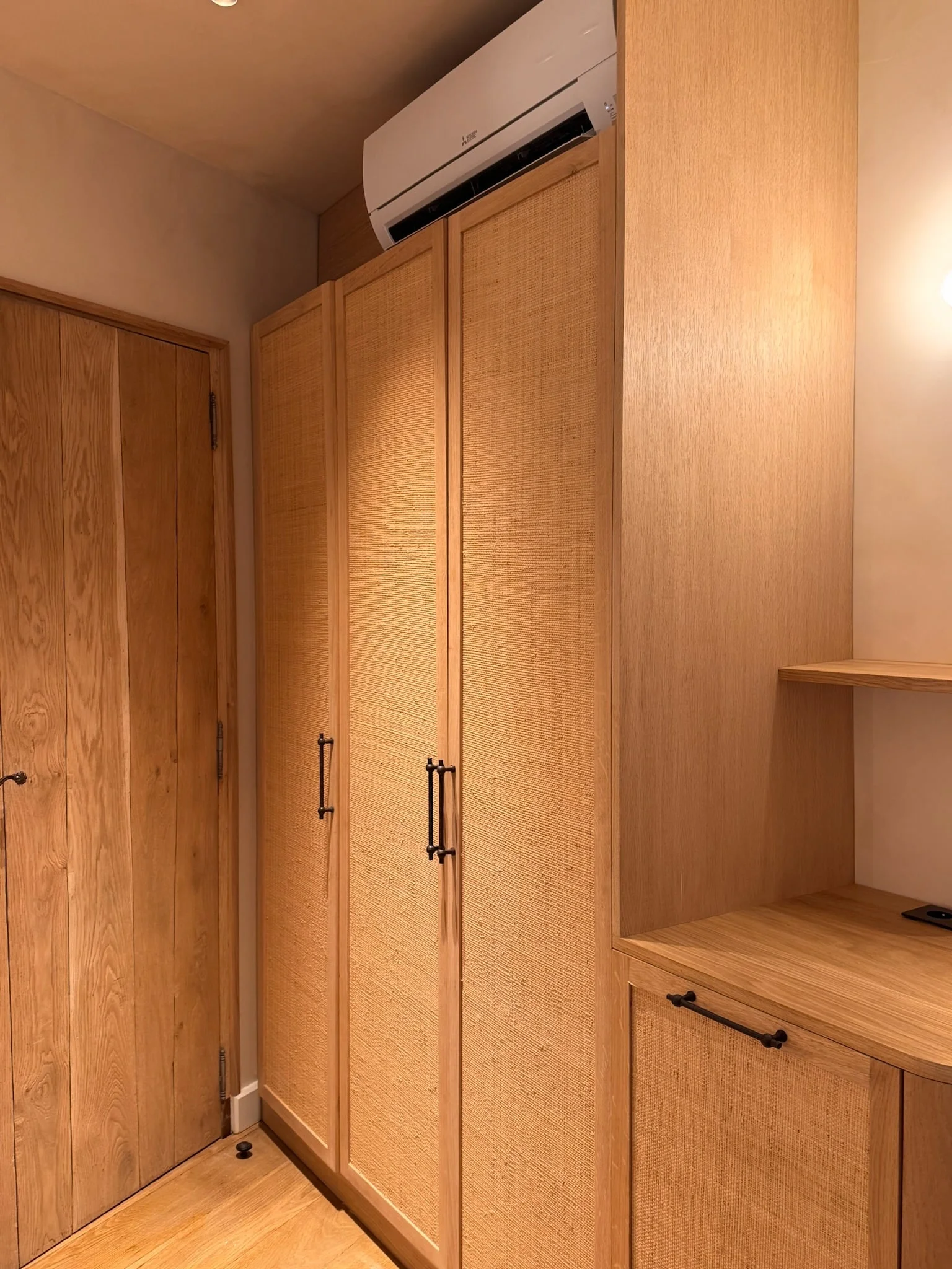 Built-in oak and cane wardrobes with a desk — Fontaine