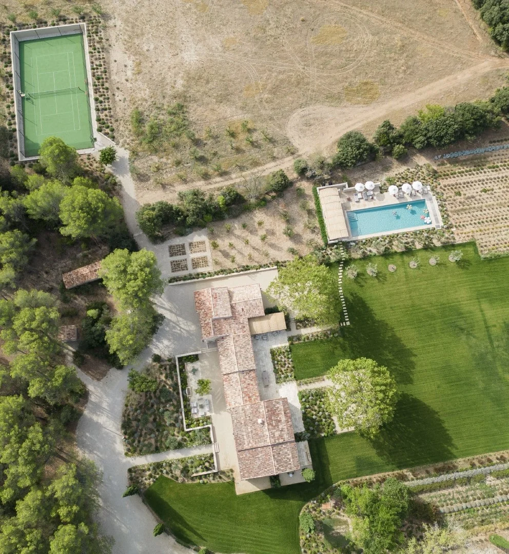 Aerial view of the mas, pool and tennis court — Montjoie
