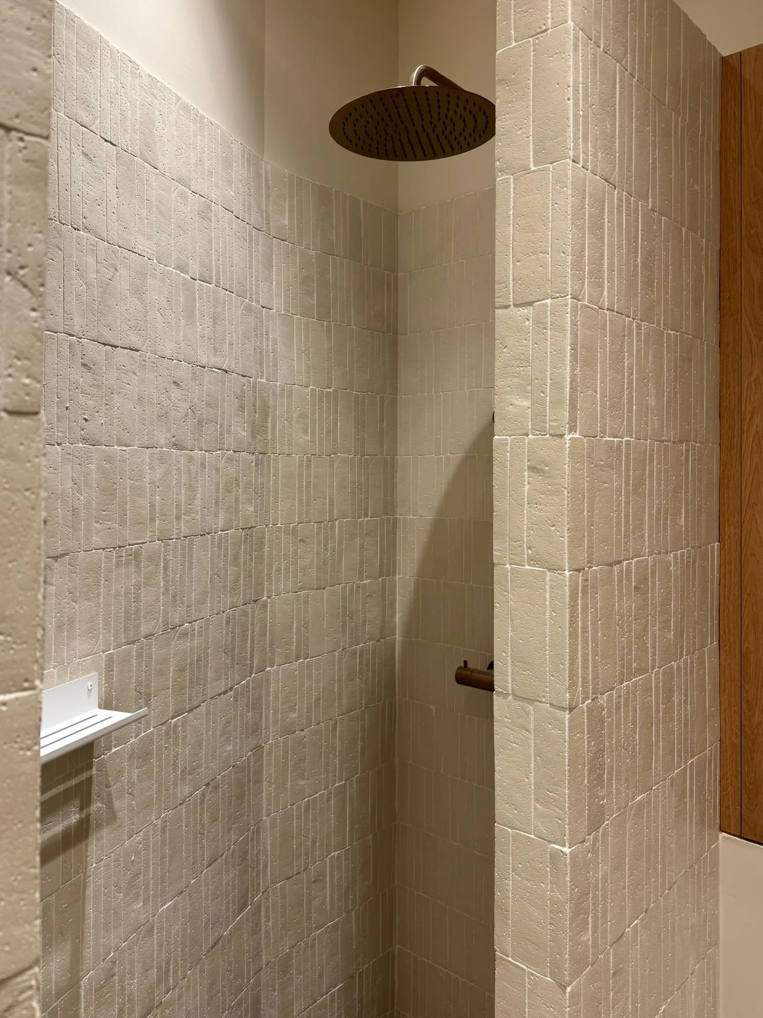 Shower in light-toned tiles — Petite Fontaine